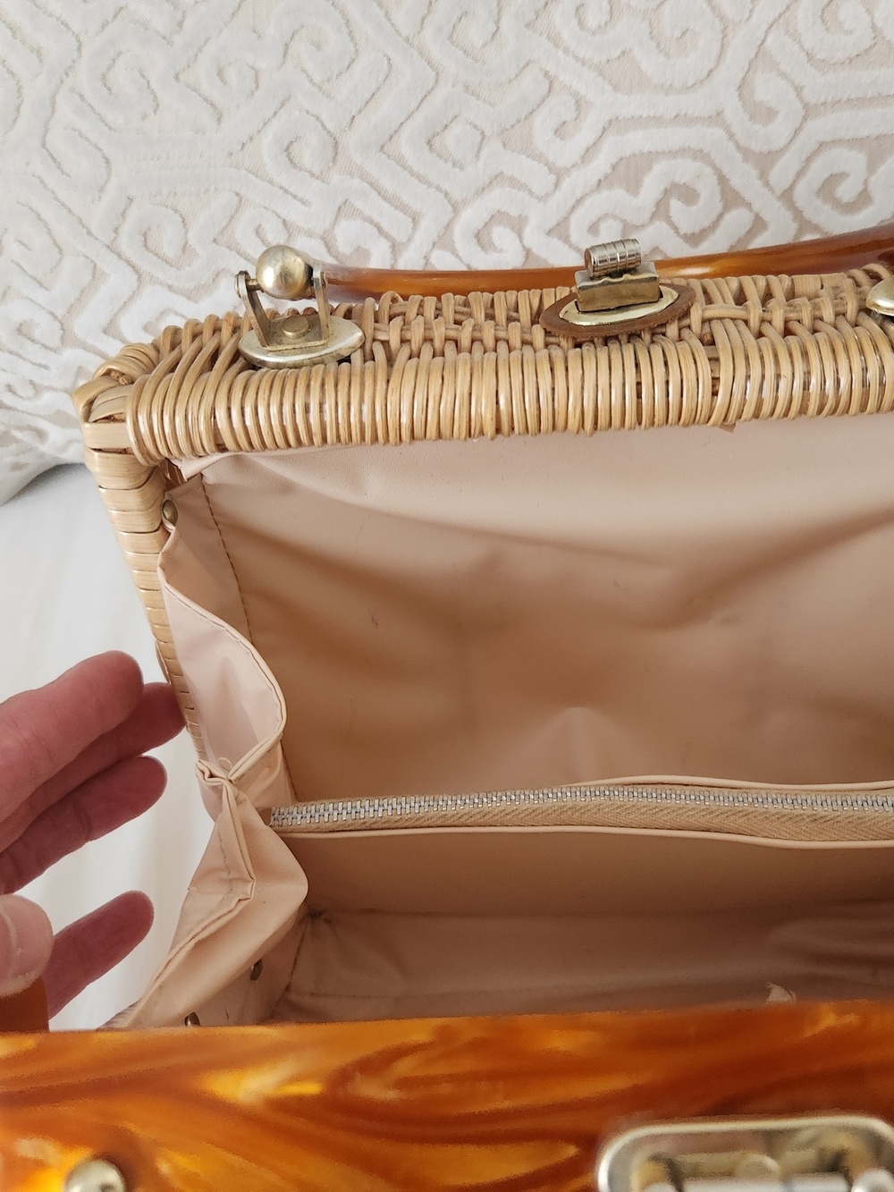 Vintage Princess Charming by Atlas Wicker Handbag – Mid-Century Amber Lucite - Picture 9 of 9